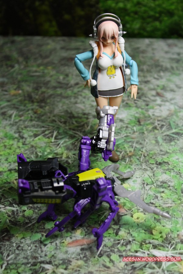 Out Of Package Skrapnel With Reflector Images Of Transformers Generations Legends 2 Pack  (9 of 16)